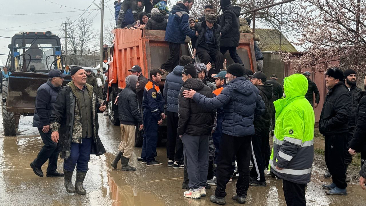 Эвакуация жителей Махачкалы. Фото:  МЧС Дагестана