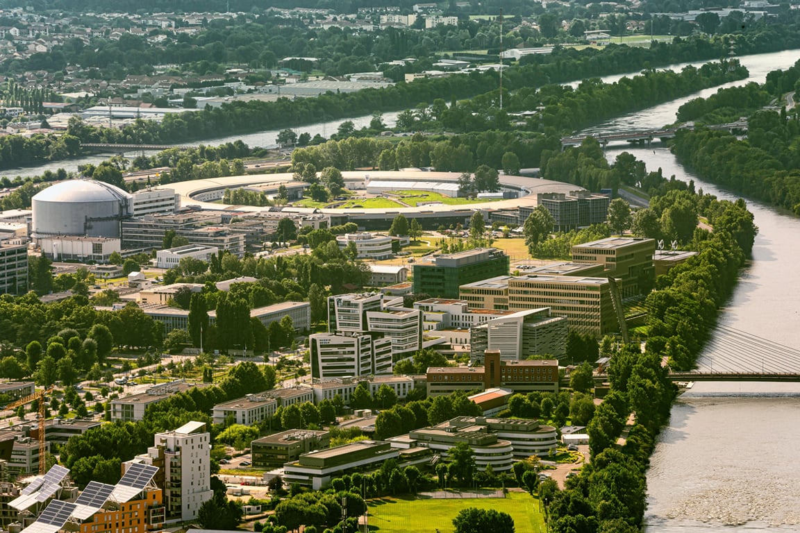 Вид с высоты на Европейский синхротрон в Гренобле, Франция. Фото: Alamy / Vida Press