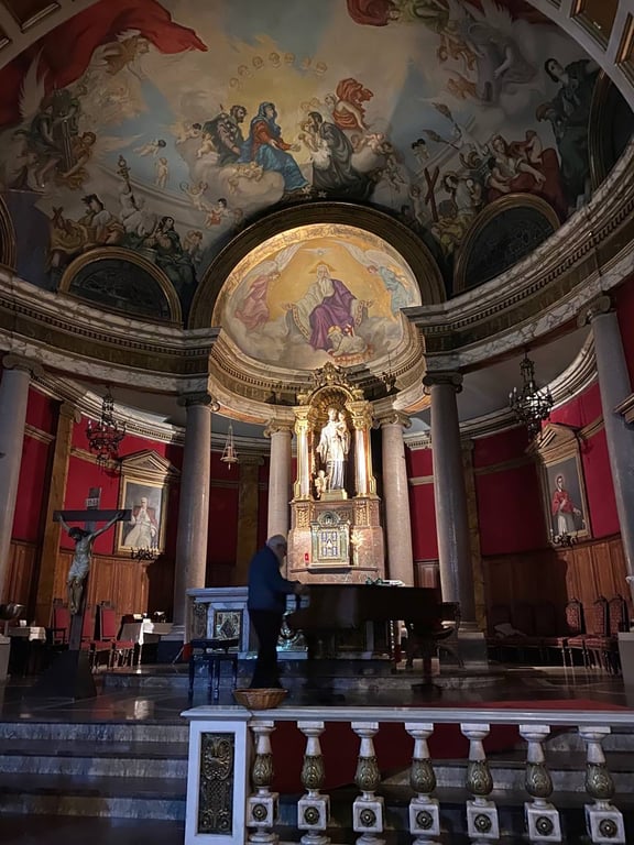 Церковь Паррокия-де-Сант-Гайета, Барселона. Падре закрывает пианино. Фото: Ася Мороз