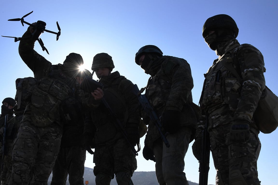 Инструктор демонстрирует дрон военнослужащим во время боевой подготовки на учебном полигоне в Приморском крае, 16 января 2024 года. Фото: Виталий Анков / Спутник / Imago Images / Scanpix / LETA
