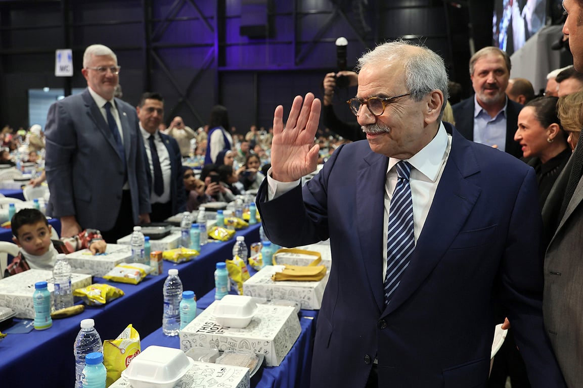 Премьер-министр Ливана Наваф Салам (справа) принимает участие в массовом ифтаре, организованном некоммерческой организацией «Аджиалуна» в Бейруте, Ливан, 21 февраля 2026 года. Фото: Wael Hamzeh / EPA