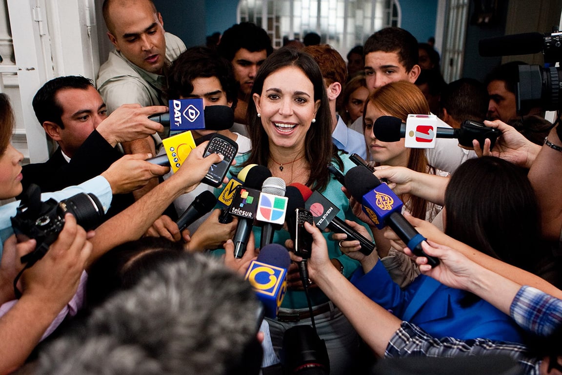 Кандидат от венесуэльской оппозиции на первичных выборах в Венесуэле Мария Корина Мачадо выступает перед СМИ после голосования в Каракасе, Венесуэла, 12 февраля 2012 года. Фото: Miguel Gutierrez / EPA