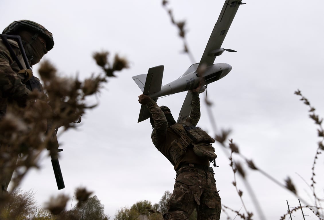 Украинские военнослужащие запускают дрон в Харьковской области, Украина, 24 сентября 2025 года. Фото: Yevhen Titov / EPA