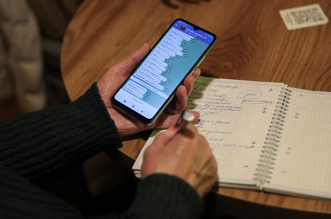 Русский эмигрант делает заметки во время урока грузинского языка в Тбилиси, Грузия, 15 февраля 2023 года. Фото: Irakli Gedenidze / REUTERS / Scanpix / LETA