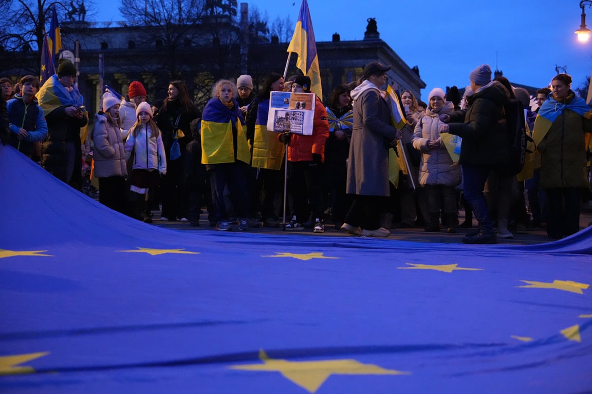 Флаг ЕС на украинской акции. Украина — кандидат в члены Евросоюза с 2022 года. Фото: voleemor / «Новая Газета Европа»