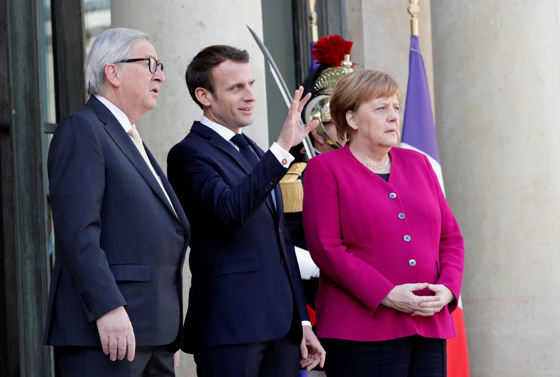 Президент Франции Эмманюэль Макрон, канцлер Германии Ангела Меркель и председатель Еврокомиссии Жан-Клод Юнкер перед встречей в Елисейском дворце, Париж, 26 марта 2019 года. Фото: Philippe Wojazer / Reuters / Scanpix / LETA