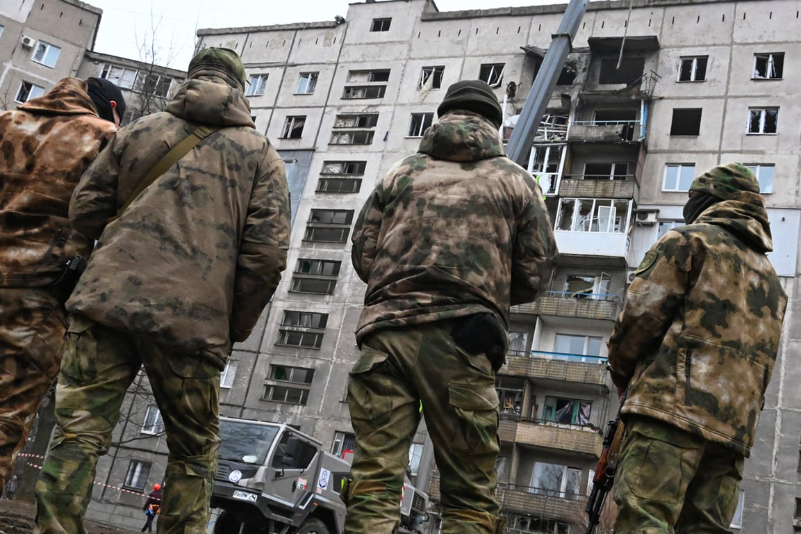 Люди в камуфляже у повреждённого в результате обстрелов жилого дома в Алчевске, Луганская область, Украина, 17 марта 2024 года. Фото: Анатолий Жданов / Коммерсантъ / Sipa USA / Vida Press