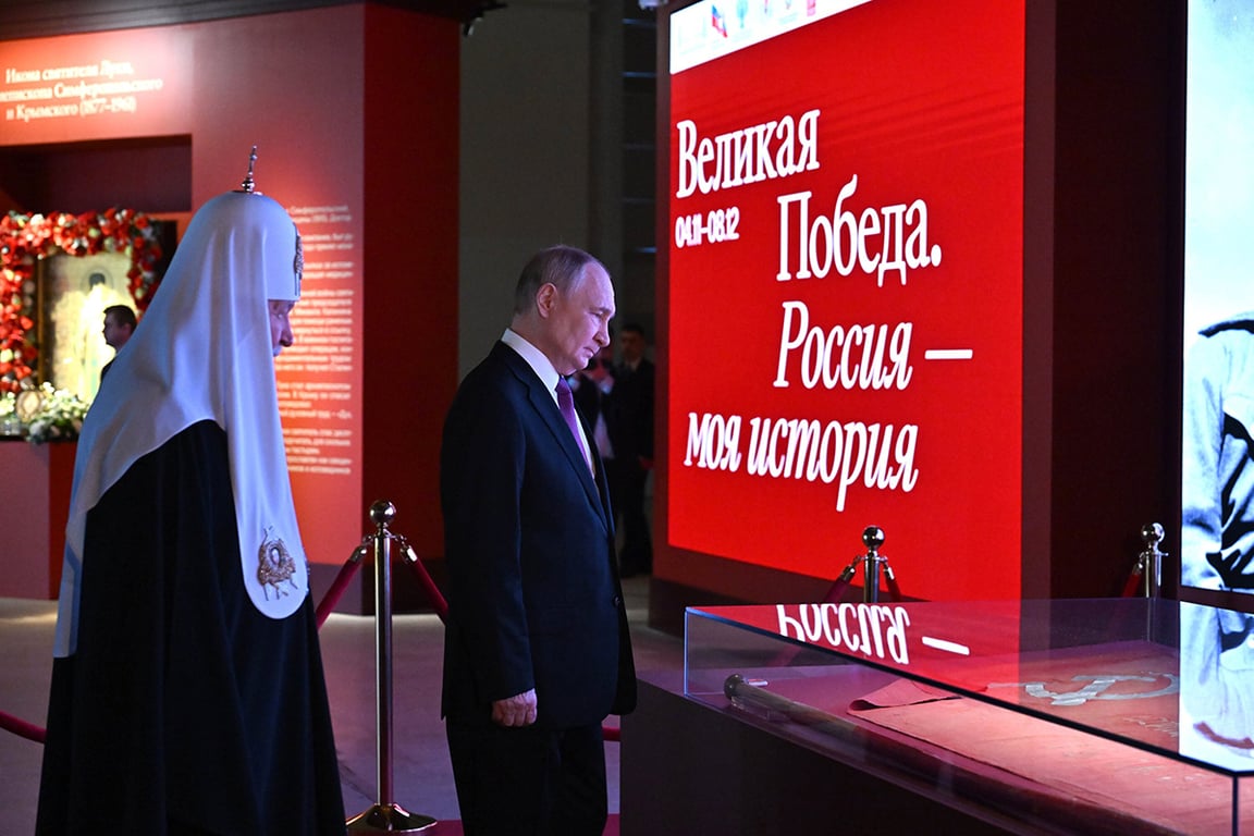 Владимир Путин и патриарх Кирилл на выставке «Великая Победа. Россия – моя история» в ЦВЗ «Манеж», 4 ноября 2025 года. Фото: Агентство «Москва»