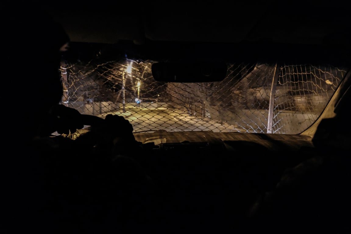 Вид изнутри военного автомобиля, оборудованного сетчатым защитным каркасом для защиты от беспилотников, по пути на передовые позиции, Донецкая область, Украина, 19 февраля 2026 года. Фото: Maria Senovilla / EPA