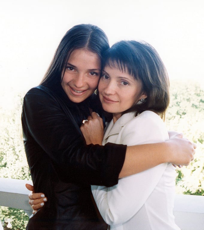 Юлия Тимошенко (справа) с дочерью Евгенией, 2004 год. Фото: Aleksandr Prokopenko / EPA