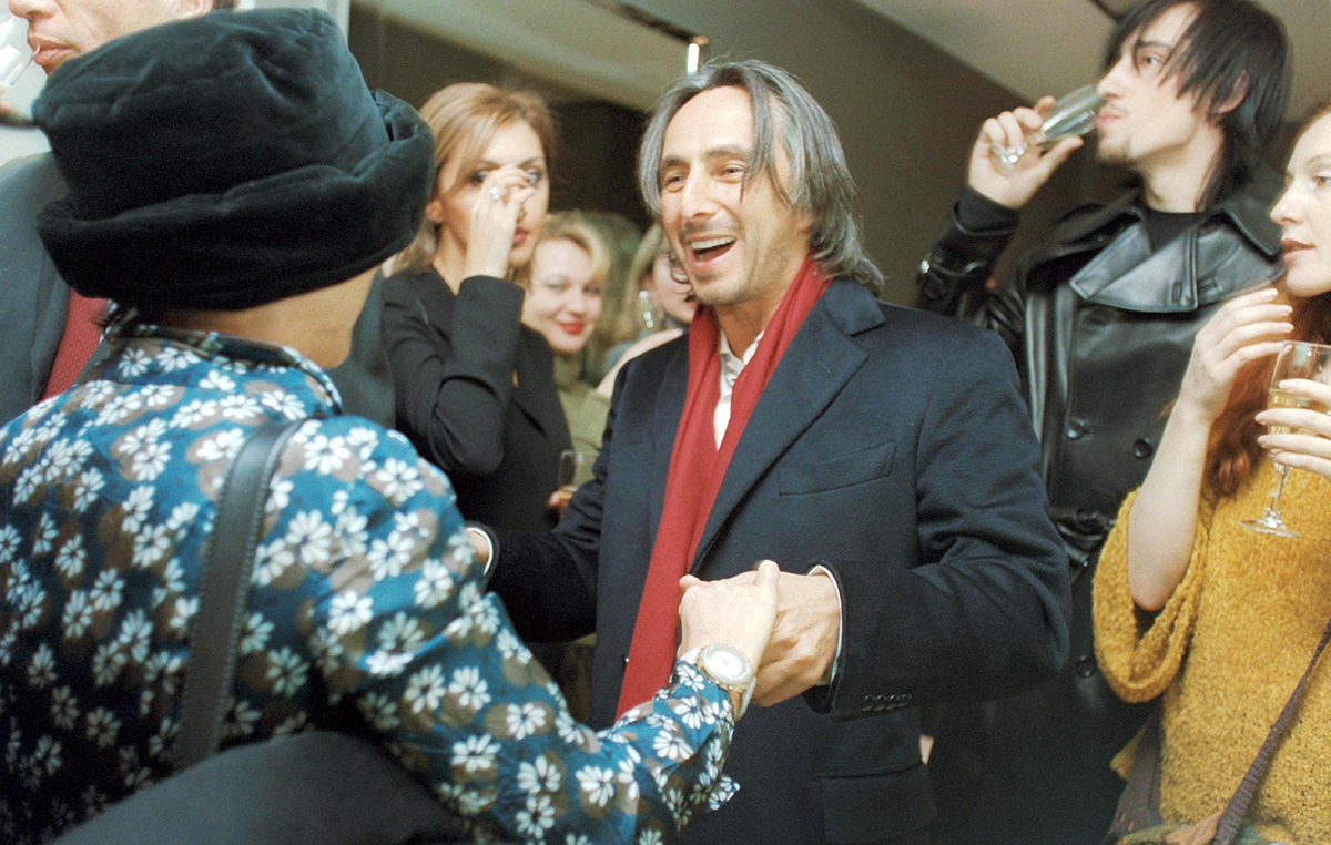 Умар Джабраилов на презентации нового бутика Gucci на Лубянке в Москве, 18 февраля 2002 года. Фото: Дмитрий Беляков / Shutterstock / Rex Features / Vida Press