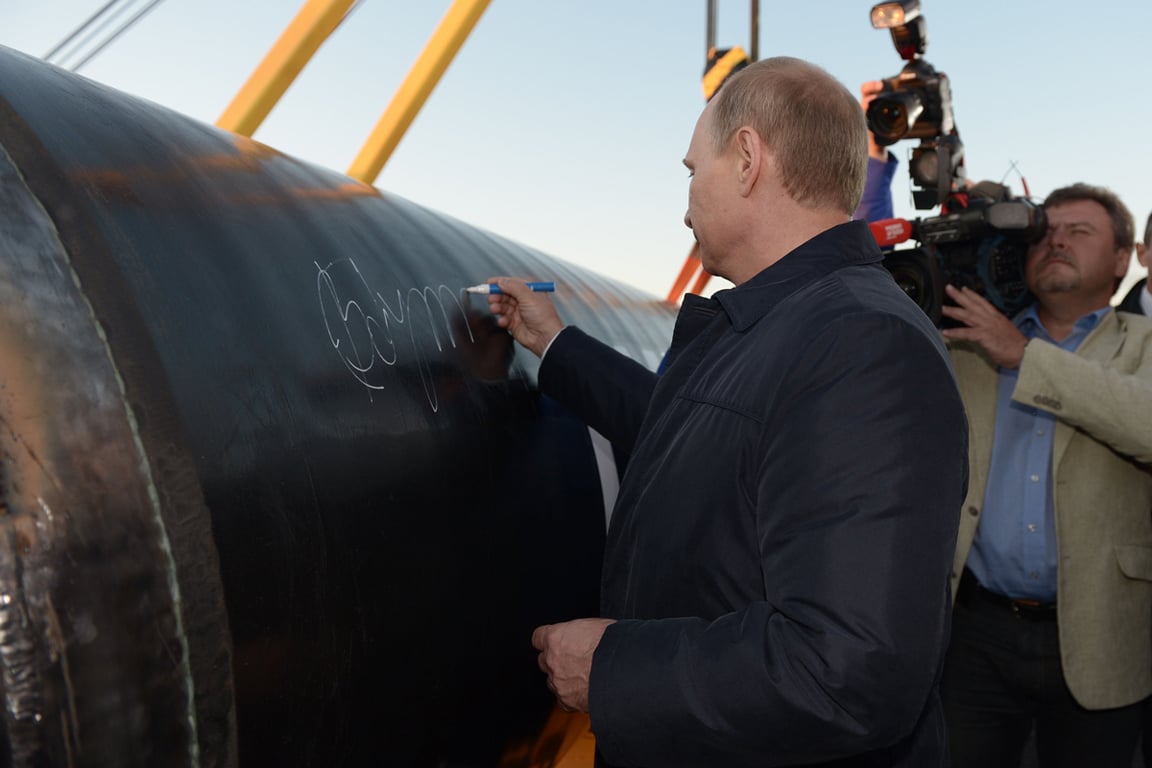 Владимир Путин оставляет подпись на символически соединённых трубах во время церемонии стыковки первого звена магистрального газопровода «Сила Сибири», Якутия, 1 сентября 2014 года. Фото: Алексей Никольский / РИА Новости / Kremlin / EPA