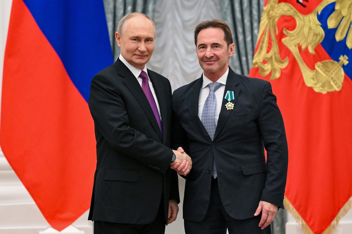 Владимир Путин во время награждения Орденом Дружбы Элизео Бертолази, Москва, 4 ноября 2025 года. Фото: Кристина Кормилицына / МИА «Россия сегодня» / Kremlin