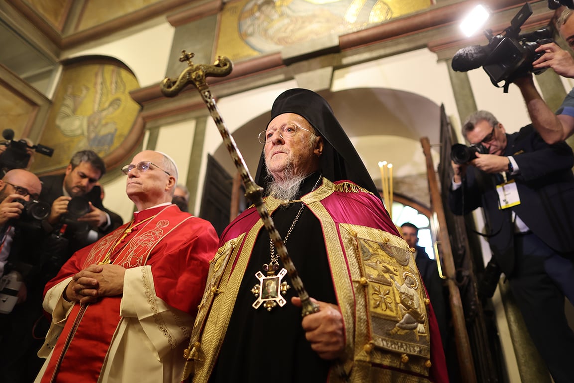 Папа Лев XIV (слева) и патриарх Варфоломей I (справа) во время богослужения в Патриаршей церкви Святого Георгия, резиденции Вселенского патриархата Константинополя, в Стамбуле, Турция, 29 ноября 2025 года. Фото: Tolga Bozoglu / EPA