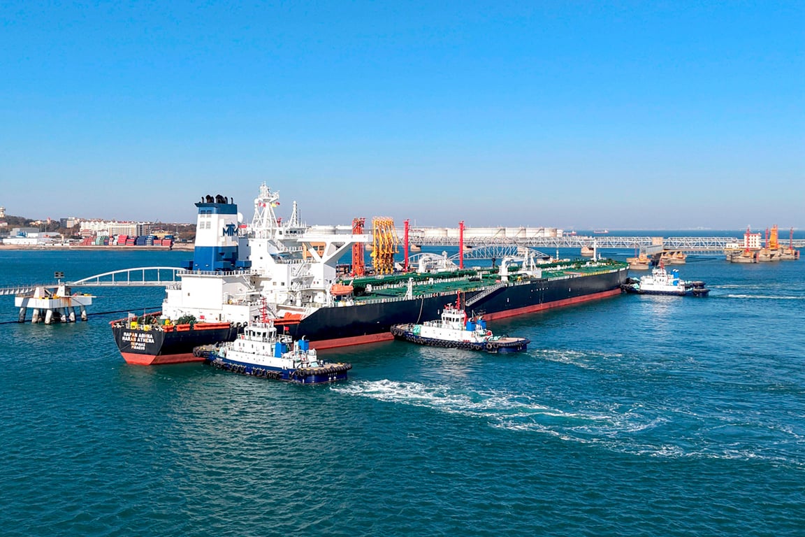 Нефтяной танкер готовится покинуть док после разгрузки сырой нефти в порту Циндао, провинция Шаньдун, Китай, 29 ноября 2024 года. Фото: Cfoto / Imago Images / Scanpix / LETA