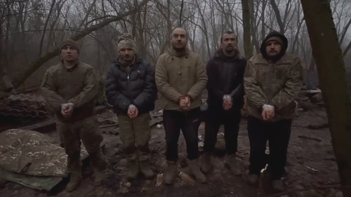 Военные, взятые в плен россиянами в Грабовском. Скриншот из видео: Александр Коц /  Telegram