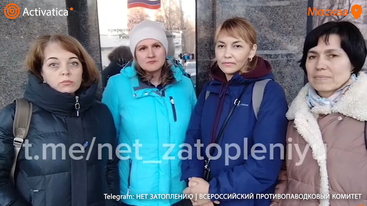 Активистки, которые принесли в Министерство природных ресурсов и экологии петицию с требованием принять меры против паводков. Фото: скриншот YouTube / Activatica