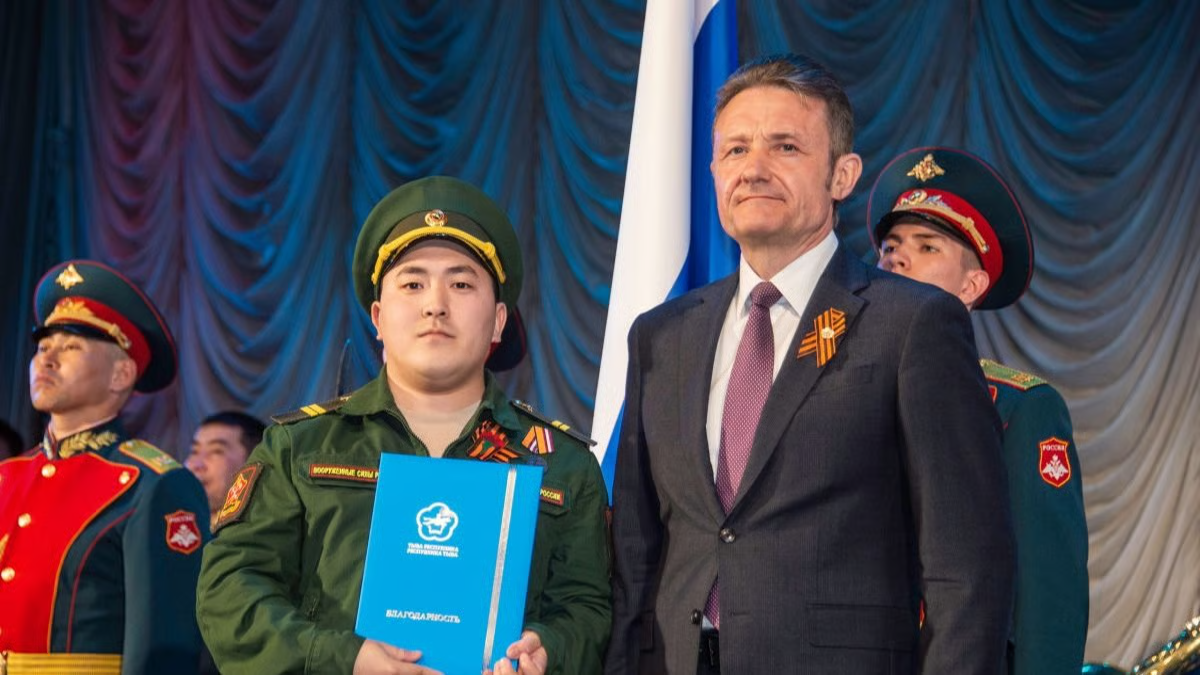 Anton Kuruu receives an award from republic of Tyva head Vladislav Khovalyg, 9 May 2023. Photo: government of republic of Tyva