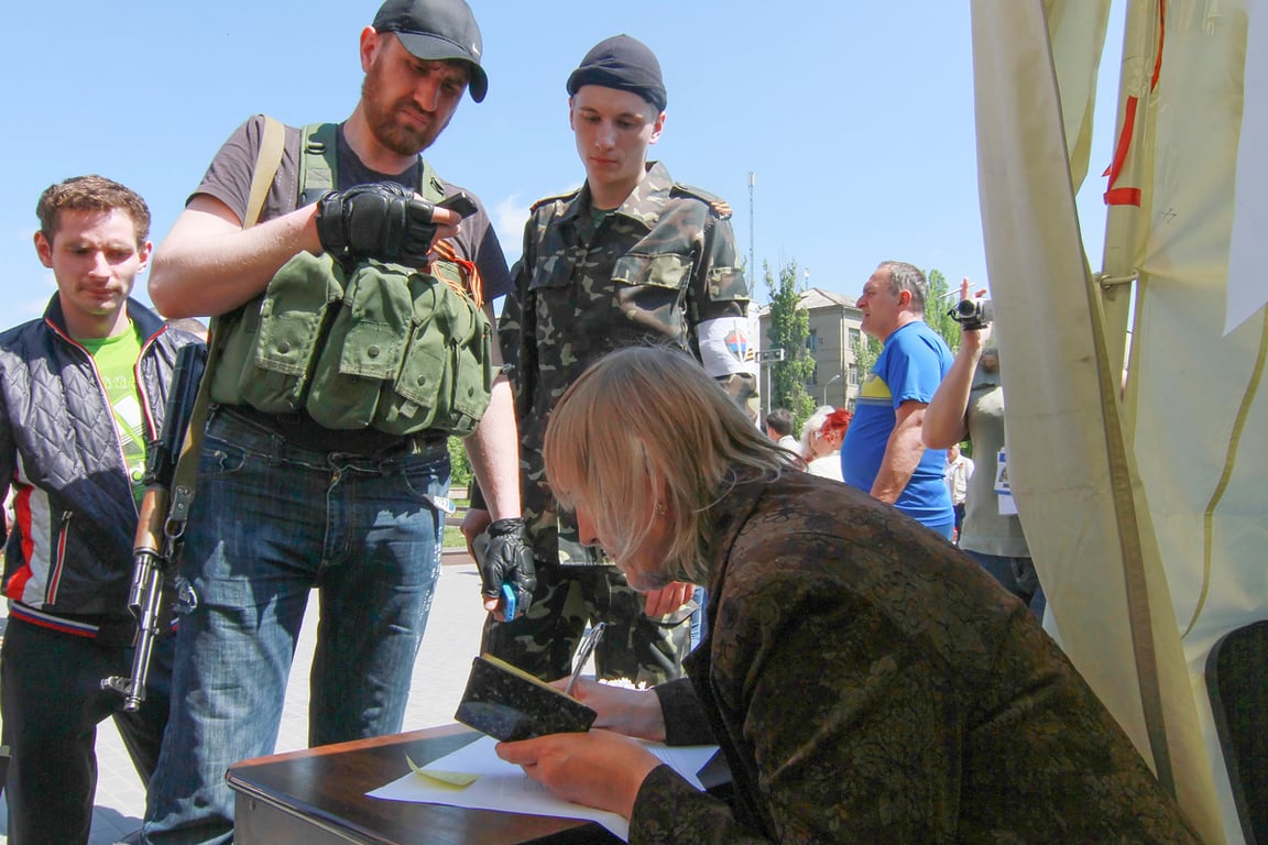 Вооруженный мужчина на избирательном участке во время референдумав Донецке, 11 мая 2014 года. Фото: Photomig / EPA