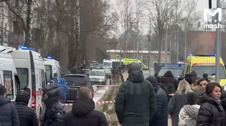Parents and medics wait outside the school in the village of Gorki-2, west of Moscow, on 16 December 2025. Screenshot: Mash / Telegram