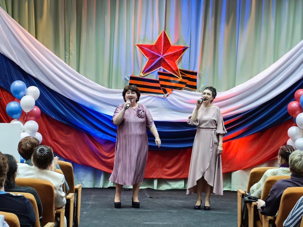 Оксана Лифанова (слева) на праздничном концерте в Доме культуры Игарки. Фото:  Дом культуры и досуга Игарки