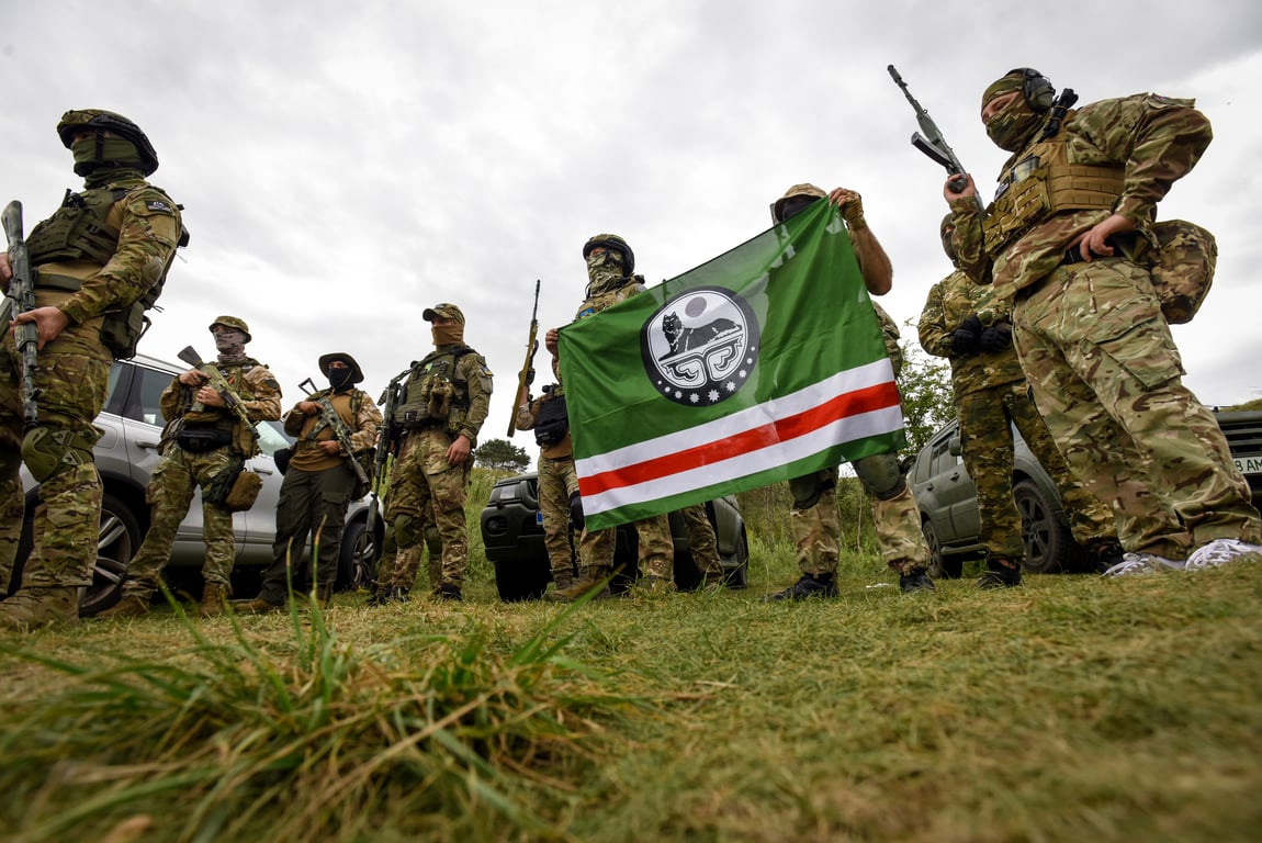 Chechen fighters from the Dzhokhar Dudayev Battalion pose with the flag of the Chechen Republic of Ichkeria, during military exercises in the Kyiv region, Ukraine, 28 August 2022. Photo: EPA / Oleg Petryasuk