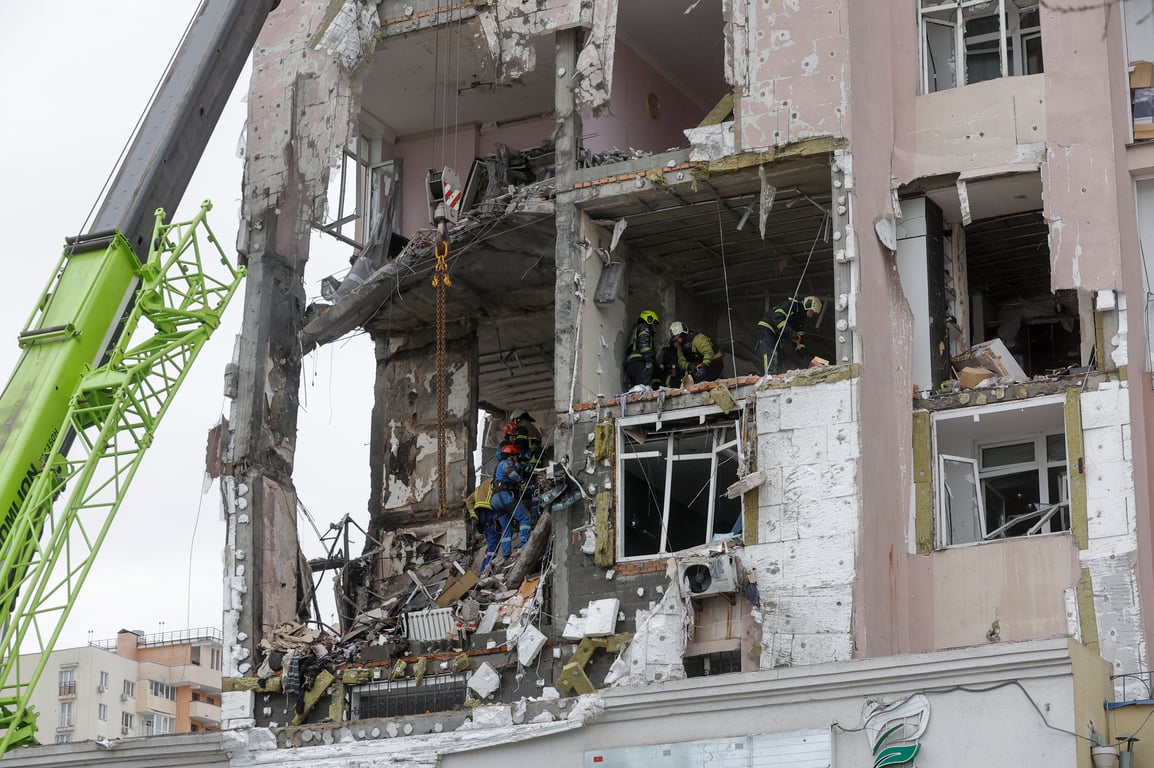 Ukrainian rescue workers at the site of a Russian airstrike on a residential building in Kyiv, Ukraine, 27 December 2025. Photo: EPA / Sergey Dolzhenko