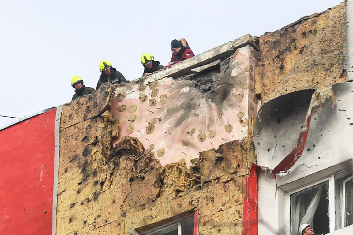 Оперативные службы у д. 27 на ул. Домодедовская, где обломки БПЛА повредили фасад жилого дома, 14 марта 2025 года. Фото: Василий Кузьмичёнок / Агентство «Москва»
