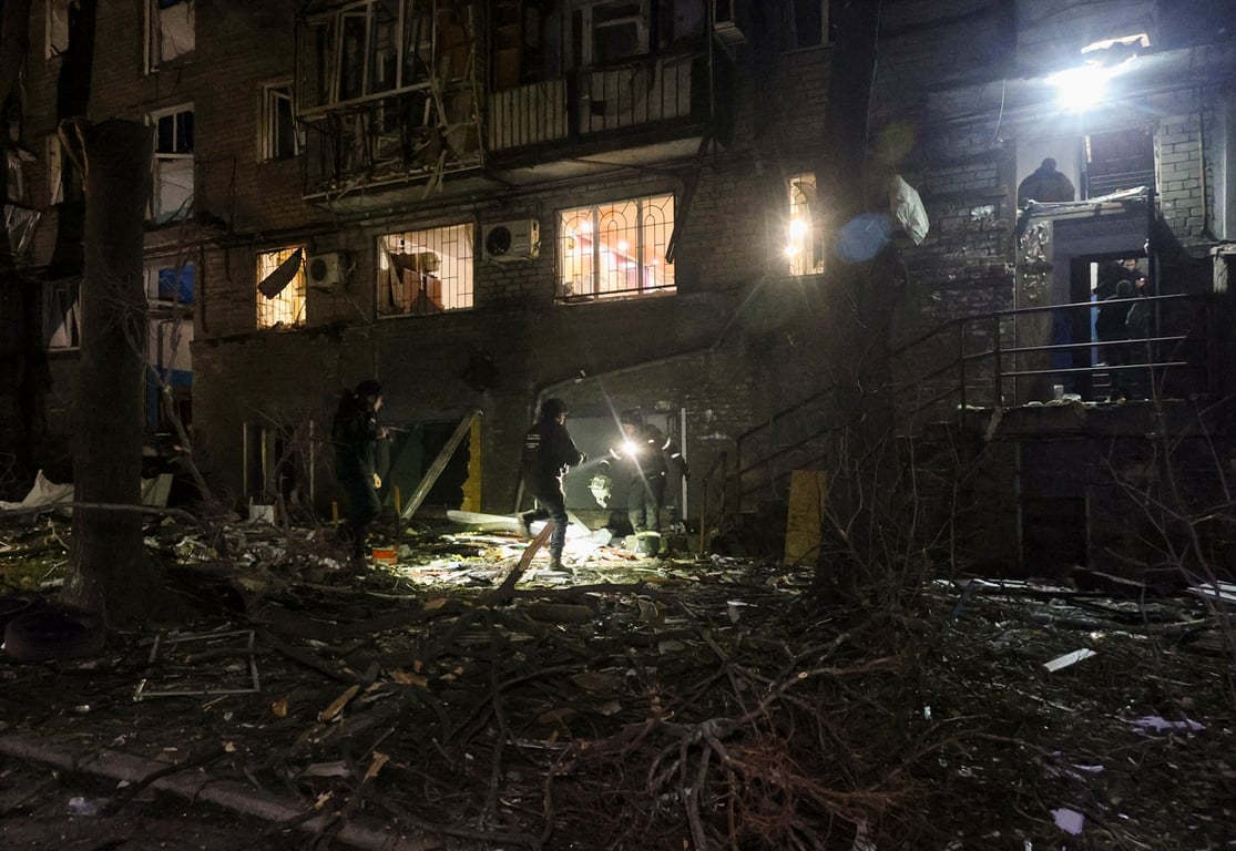 Сотрудники экстренных служб на месте российского удара по жилому дому в Запорожье, Украина, 26 ноября 2025 года. Фото: Sergey Kozlov / EPA