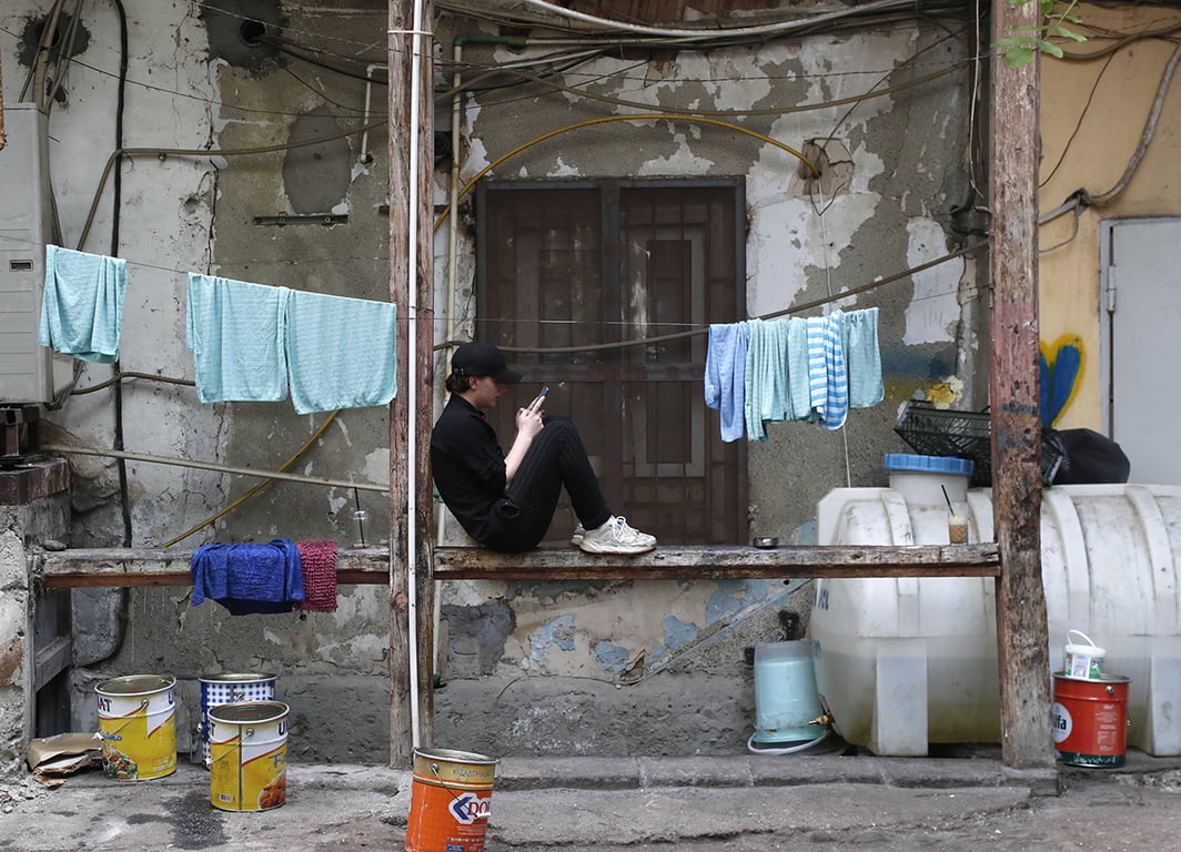 Двор в старом городе Тбилиси, Грузия, 22 мая 2023 года. Фото: Zurab Kurtsikidze / EPA