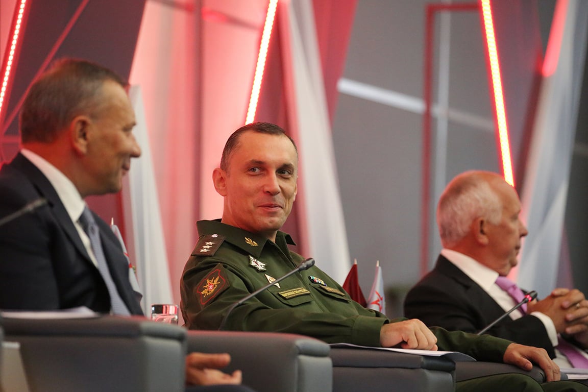 Заместитель министра обороны РФ Алексей Криворучко (в центре) на пленарном заседании VI международного военно-технического форума «Армия-2020» в конгрессно-выставочном центре «Патриот», Москва, 23 августа 2020 года. Фото: Софья Сандурская / Агентство «Москва»