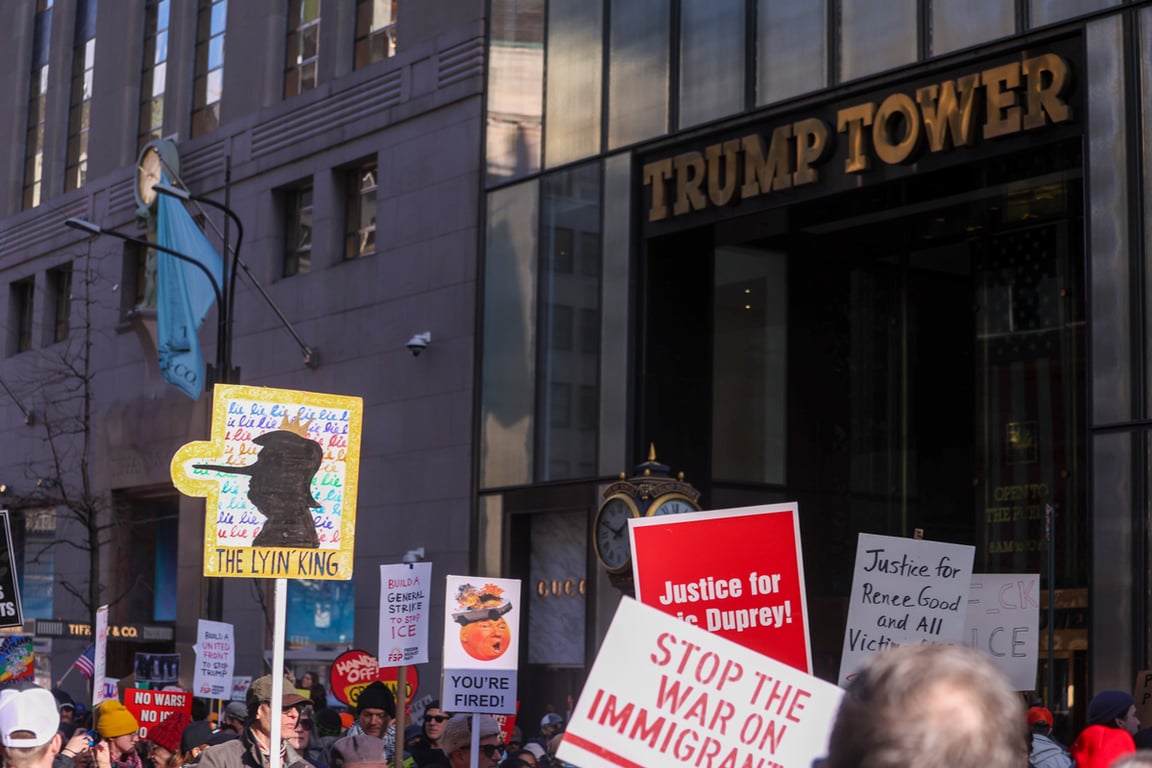 Протестующие возле небоскреба «Трамп-тауэр» в Нью-Йорке, США, 11 января 2026 года. Фото: Sarah Yenesel / EPA