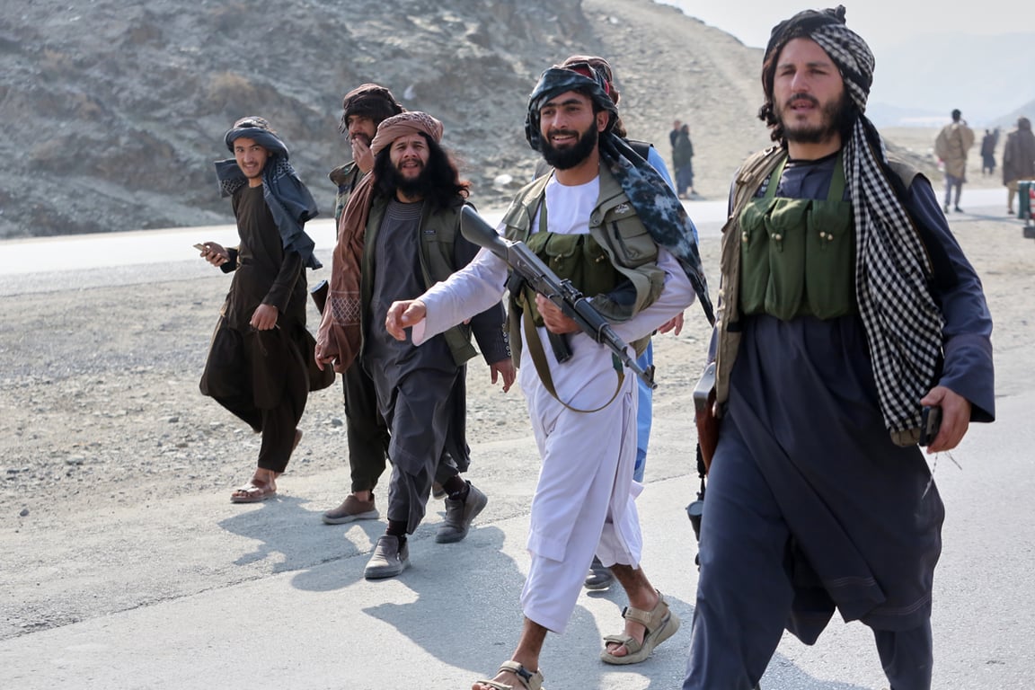 Боевики «Талибана» на афганской стороне пограничного перехода Торхам на границе с Пакистаном, 27 февраля 2026 года. Фото: Wahidullah Kakar / AP Photo / Scanpix / LETA