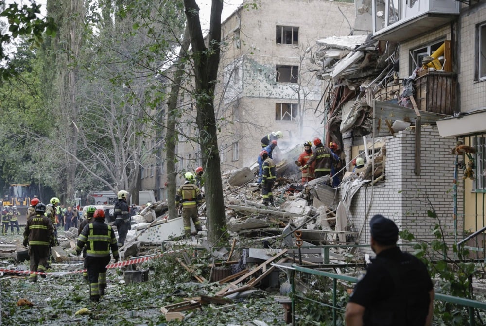 Rescuers work at the site of a Russian strike on a nine-storey residential building in Kyiv, Ukraine, 31 July 2025. Photo: EPA/SERGEY DOLZHENKO