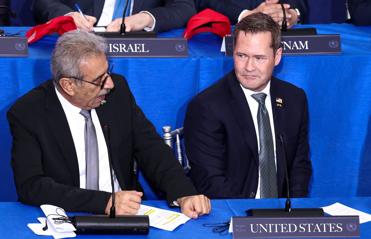 Председатель Палестинского национального комитета по управлению сектором Газа Али Шаат (слева) и Постоянный представитель США при ООН Майк Уолтц (справа) на первом заседании Совета мира в институте мира имени Дональда Трампа в Вашингтоне, округ Колумбия, США, 19 февраля 2026 года. Фото: Kevin Lamarque / Reuters / Scanpix / LETA
