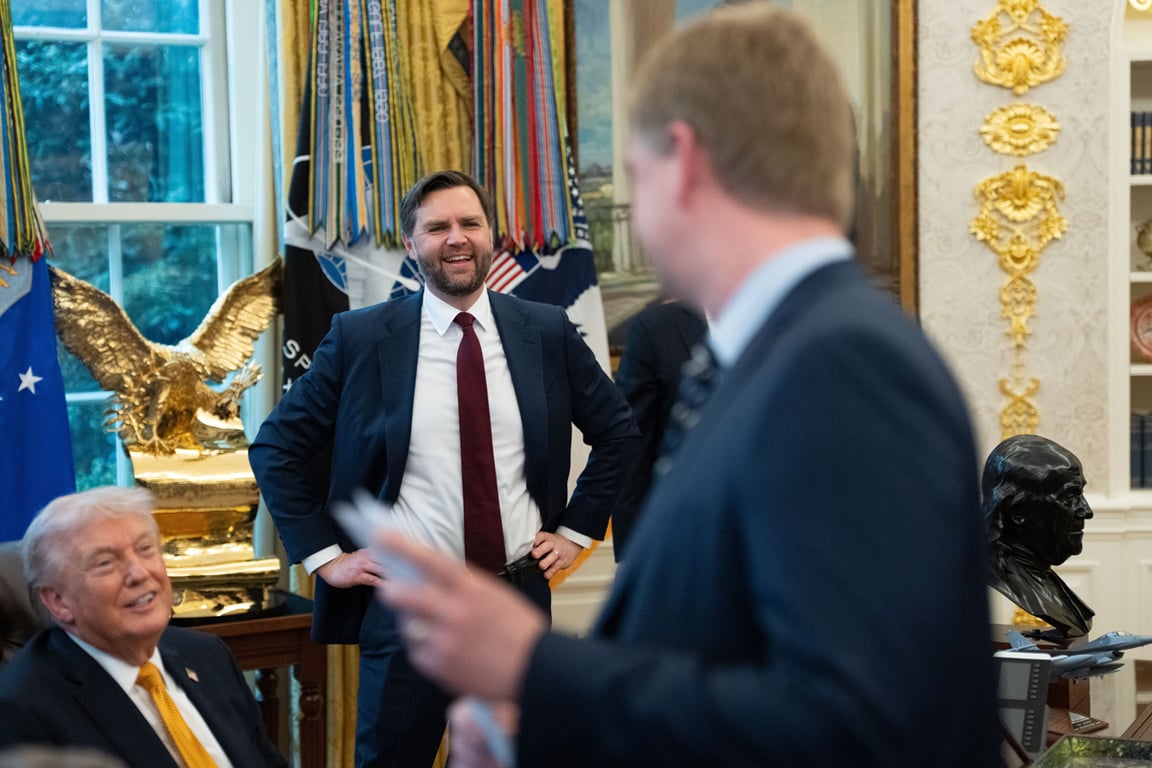 Дональд Трамп и Джей Ди Вэнс в Овальном кабинете Белого дома, округ Колумбия, Вашингтон, США, 16 марта 2026 года. Фото: Aaron Schwartz / EPA