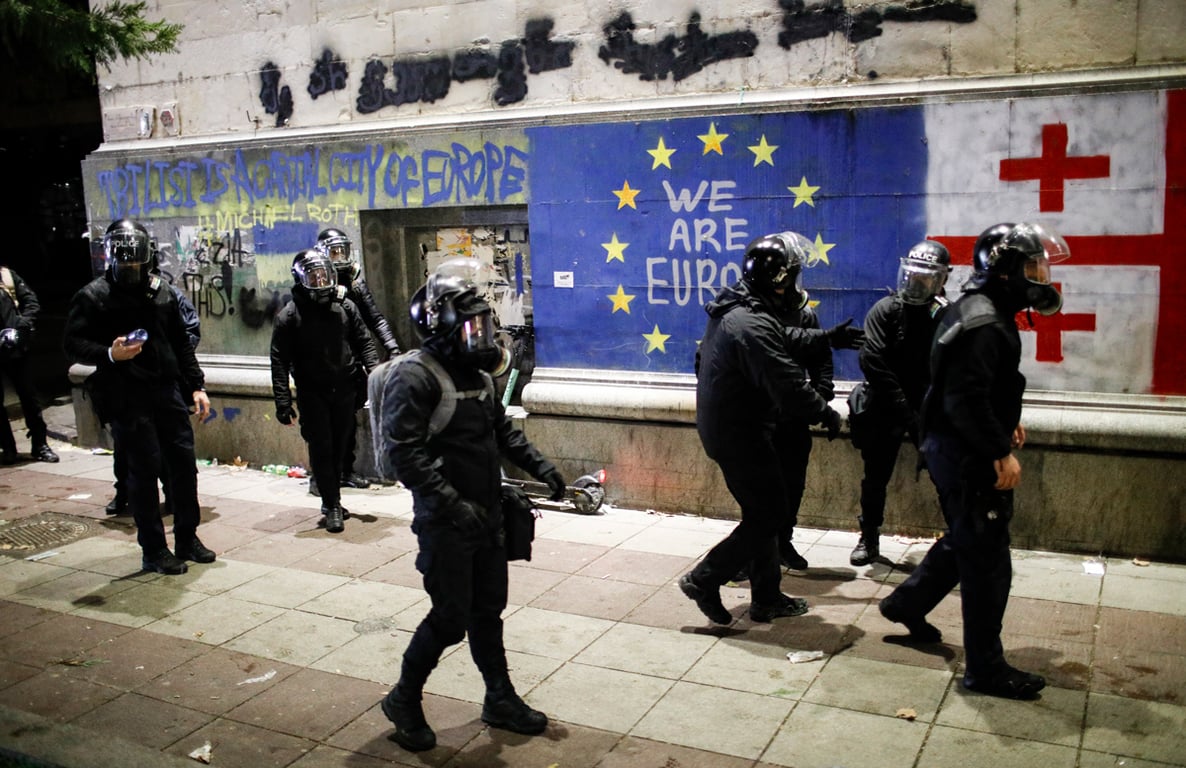 Полиция разгоняет демонстрантов у здания парламента в Тбилиси, Грузия, 30 ноября 2024 года. Фото: David Mdzinarishvili / EPA