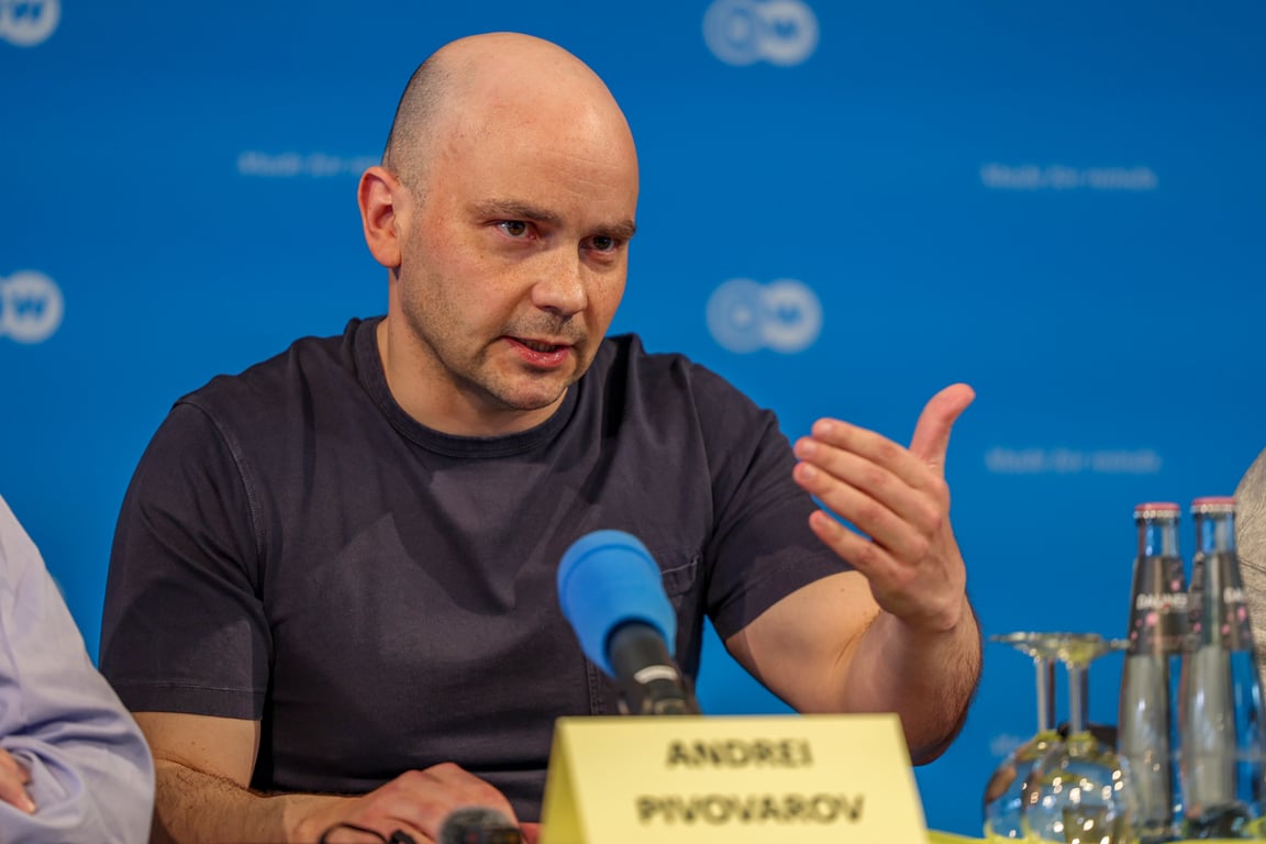 Андрей Пивоваров на пресс-конференции после обмена заключёнными в Бонне, Германия, 2 августа 2024 года. Фото: Christopher Neundorf / EPA