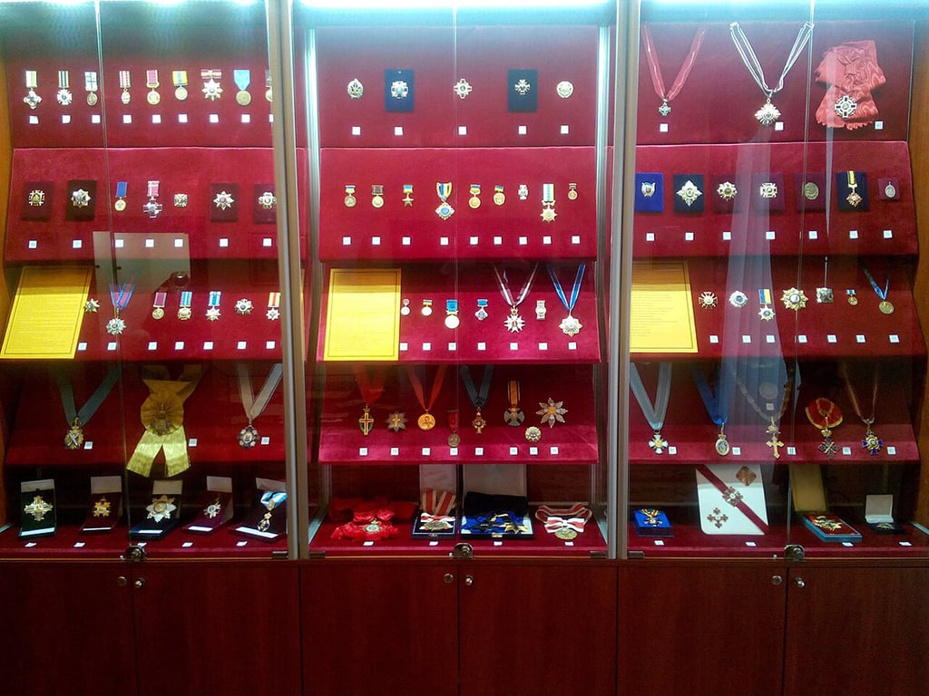 Награды Патриарха Филарета на выставке в Андреевской церкви. Фото: Wikimedia