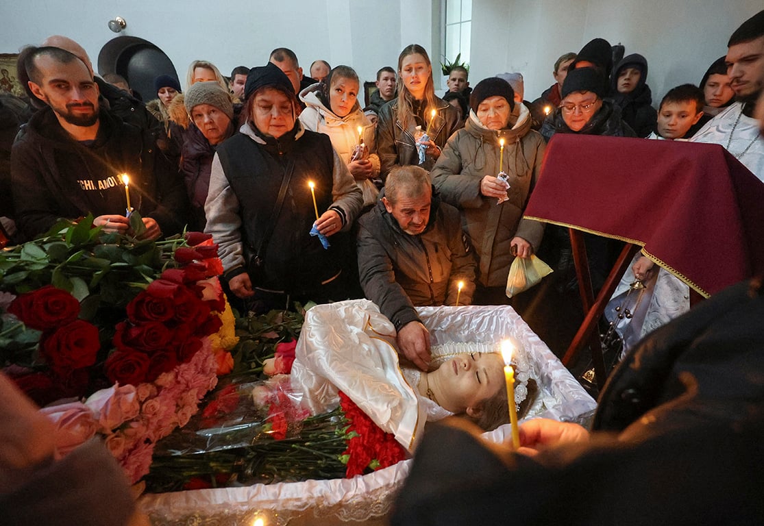 Похороны 17-летней Карины Бахур, погибшей от российского ночного ракетного удара в городе Берестин Харьковской области, Украина, 19 ноября 2025 года. Фото: Sergey Kozlov / EPA