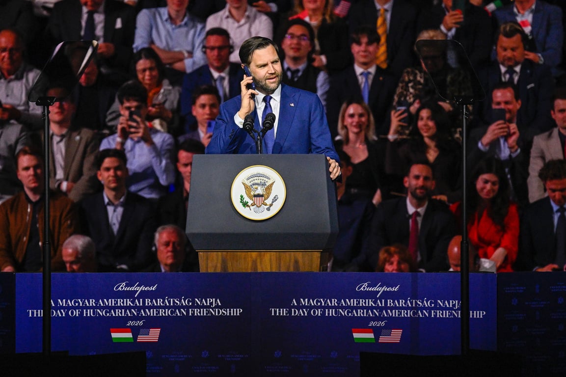 Вице-президент США Джей Ди Вэнс обращается к участникам митинга по случаю Дня венгеро-американской дружбы в Будапеште, Венгрия, 7 апреля 2026 года. Фото: Robert Hegedus / EPA