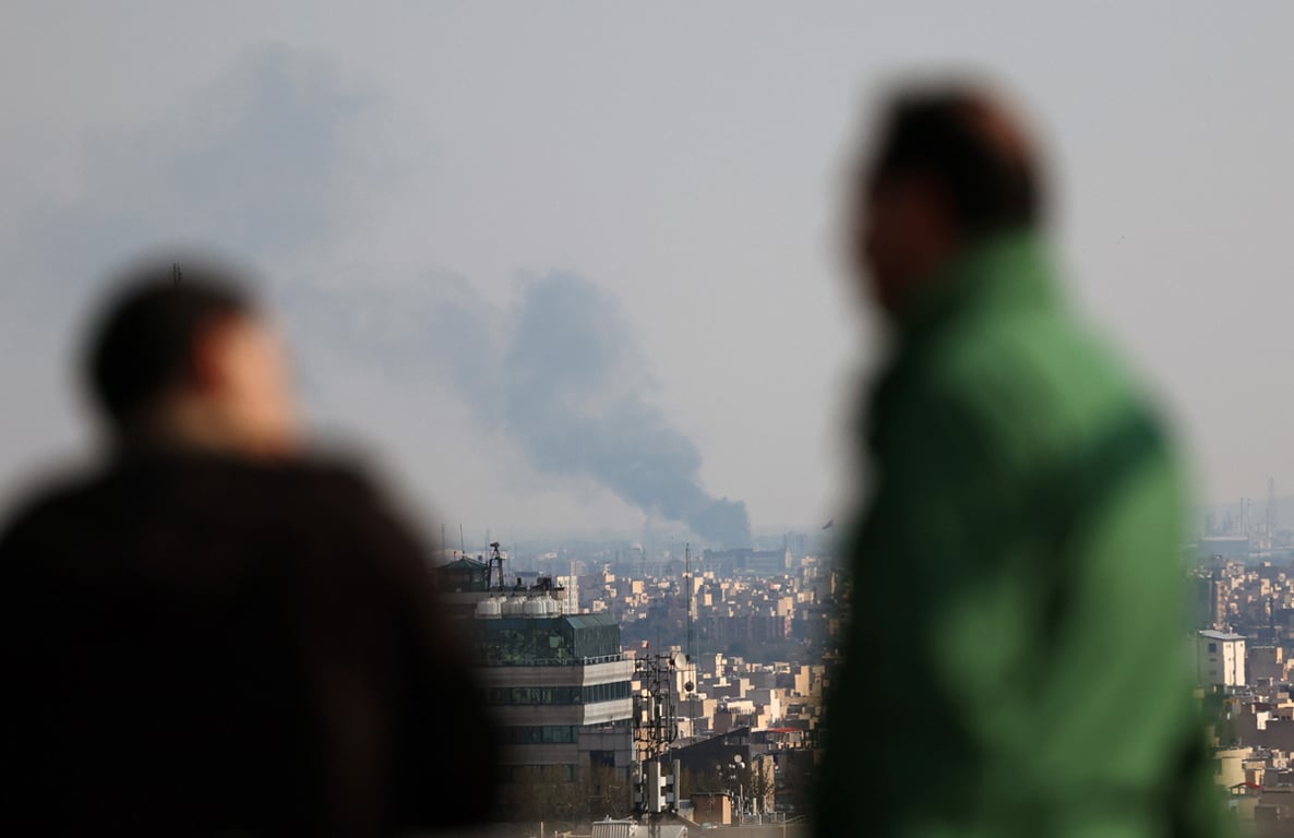 Дым поднимается над центром Тегерана после авиаудара, Иран, 1 апреля 2026 года. Фото: Abedin Taherkenareh / EPA