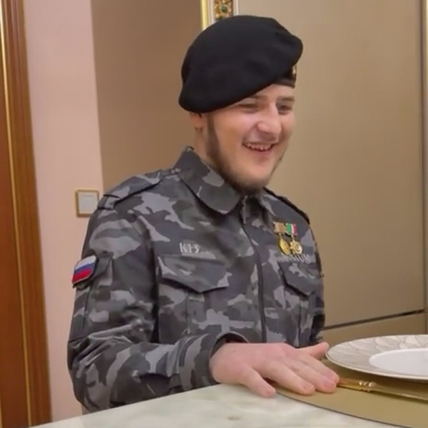 Адам Кадыров после аварии. Фото: @Kadyrov_95 /  Telegram