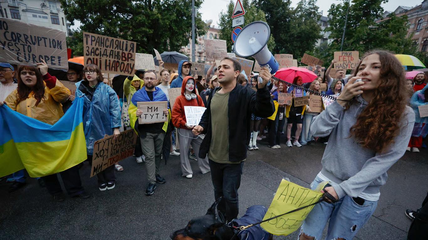 Ukrainians protest against ending the autonomy of the country’s anti-corruption agencies, in Kyiv, Ukraine, 30 July 2025. Photo: EPA / Sergey Dolzhenko