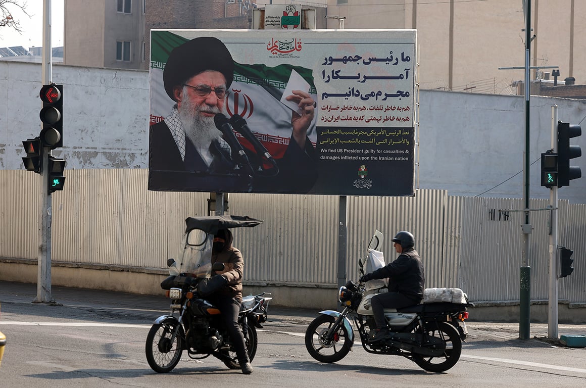 Билборд с фотографией верховного лидера Ирана Аятоллы Али Хаменеи и надписью на персидском языке "Мы знаем президента США как преступника после антиправительственных протестов" на улице в Тегеране, Иран, 24 января 2026 года. Фото: Abedin Taherkenareh / EPA