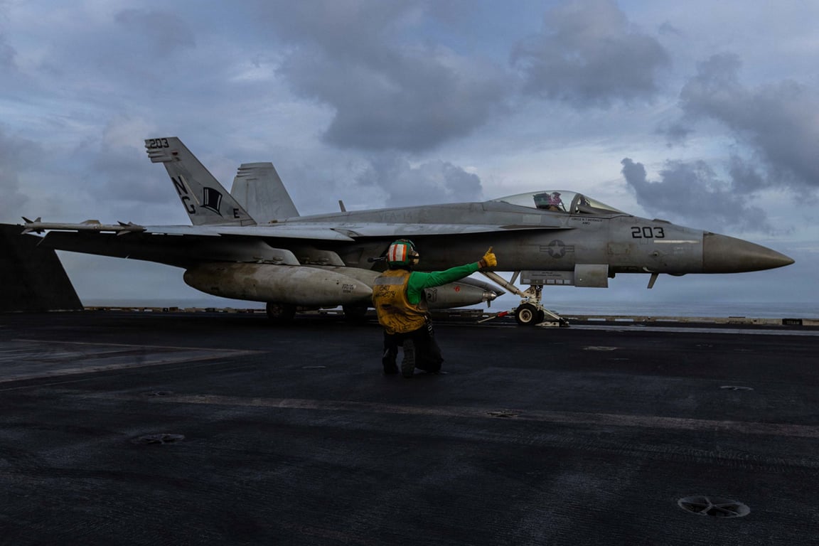 Подготовка истребителя F/A-18E Super Hornet к взлёту с палубы авианосца USS Abraham Lincoln, 22 марта 2026 года. Фото: US Air Force / US Central Command / AFP / Scanpix / LETA