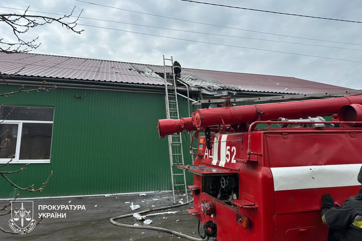 Пожарные на месте повреждения здания после российской атаки беспилотников по поселку Золочев, Харьковская область, Украина, 12 апреля 2026 года. Фото:  Харьковская областная прокуратура