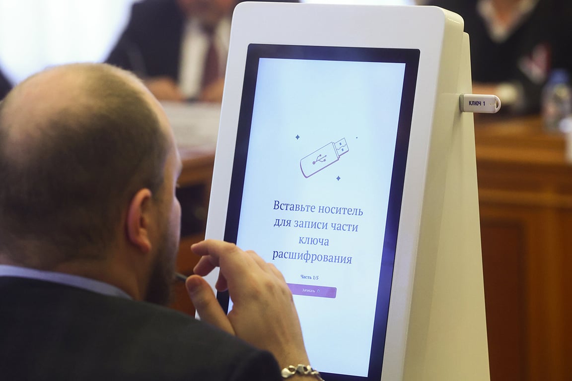 Разделение ключа шифрования результатов ДЭГ на выборах президента России в Мосгоризбиркоме, 14 марта 2024 года. Фото: Ярослав Чингаев / Агентство «Москва»