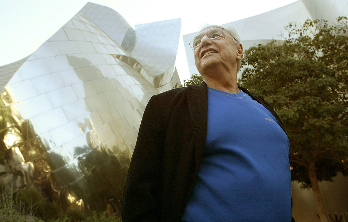Фрэнк Гери перед новым концертным залом Уолта Диснея, Лос-Анджелес, США, 22 октября 2003 года. Фото: Brendan McDermid / EPA