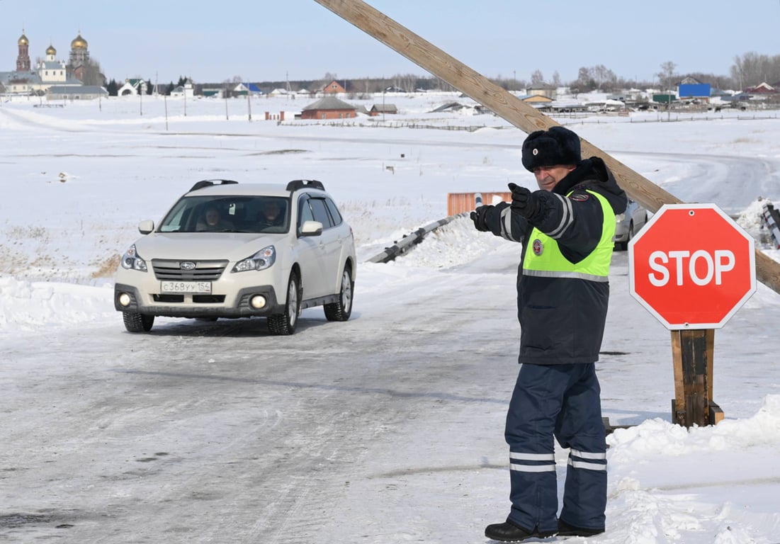 Полицейский на посту при въезде в село Новопичугово, Новосибирская область, 17 марта 2026 года. Фото: Александр Кряжев / Спутник / Imago Images / Scanpix / LETA